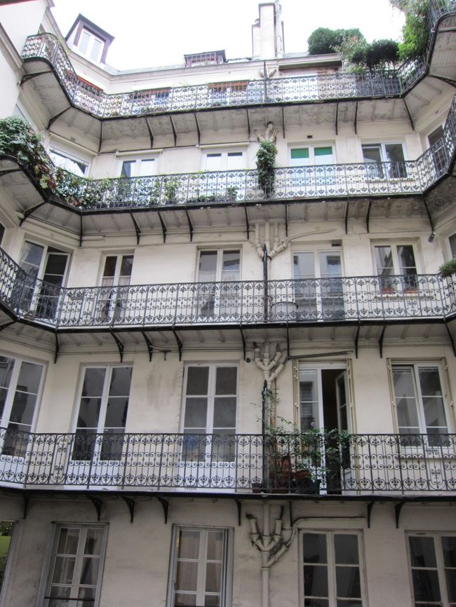 ホテルのお部屋の窓から見える景色。<br />お向かいさんのお部屋が丸見えでした〜