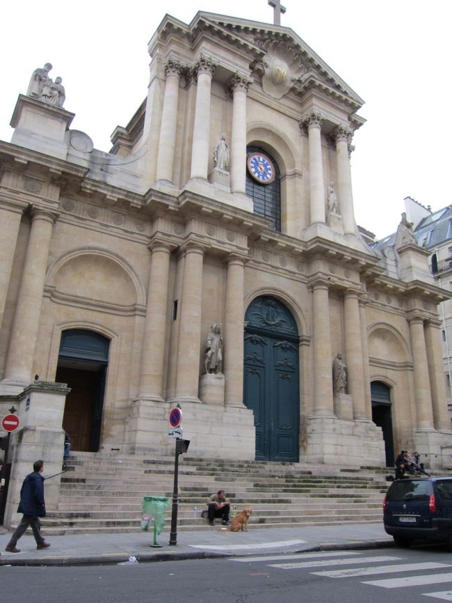 ホテル→ピラミッド駅の途中にある「サン・ロック協会」<br />時にはパリっ子たちが座ってランチ、時には犬の散歩の休憩に<br /><br />前を通る時に「ボンジュール」と声をかけると、笑顔で返してくれました☆