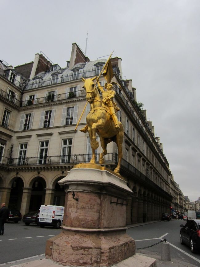 ピラミッド広場付近<br /><br />ジャンヌ・ダルクの像が光っています<br />