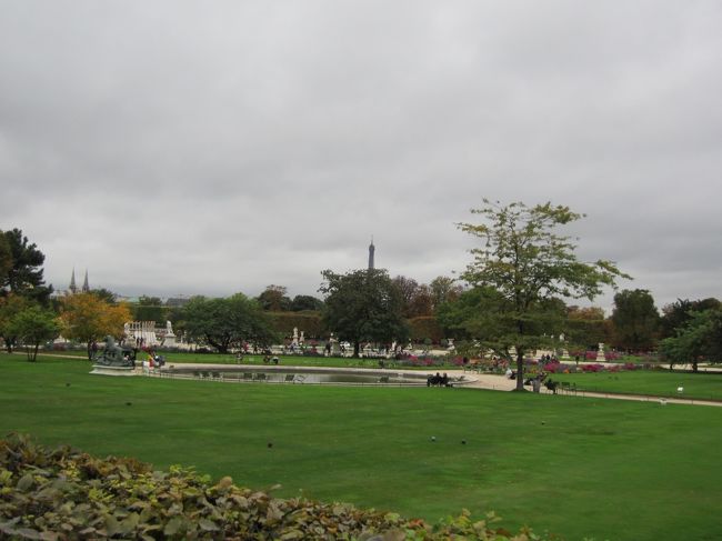 チュイルリー庭園<br /><br />グリーンに赤の花のコントラストがとてもきれい<br />そして奥にはちらりとエッフェル塔