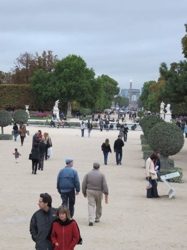 散歩してる人がたっくさん。<br />そして奥にはついに凱旋門が〜!!興奮してきた〜