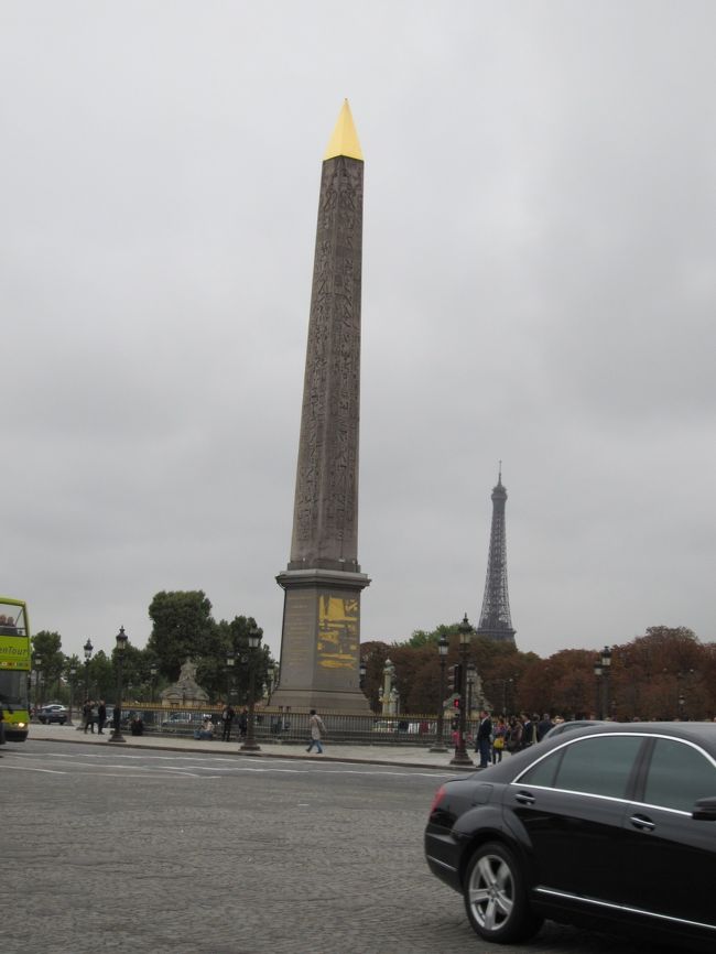 「コンコルド広場」のオベリスク<br /><br />パリの中心部、チュイルリー公園とシャンゼリゼ通りに挟まれた場所にある。<br />ここが、かの有名なマリー・アントワネットが処刑された場所。<br />重々しい雰囲気はなく、とてもキレイな広場