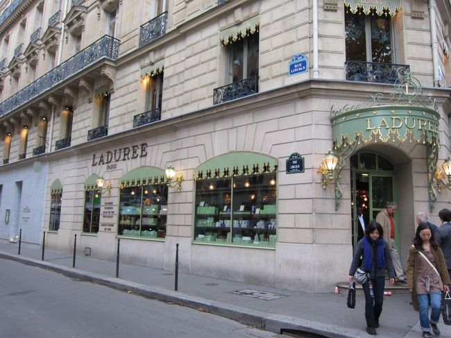 憧れの「LADUREE」へ♪<br /><br />中には日本人ばっかりなんだろうな〜と思っていたら、地元の方たちもたくさんいて、かなり混んでいました。<br />パリでもやはり人気があり、お昼は地元のマダム達がよくお茶しているみたい。ここは観光地にある店舗だから、もっと静かな場所の店舗でね。