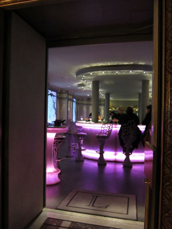 ラデュレ・バー<br /><br />日中だからか、あまり人は入っていないみたい。