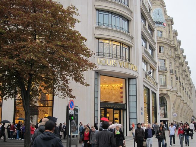 お、ついに見えてきた　「LOUIS VUITTON」本店〜<br /><br />自分の立場をわきまえず、入ってみよっかな♪なんて軽く考えてみたけど、ご覧の通り外には大行列。<br />別日に、プランタン内にある店舗に行ったんだけど、入り口でお客さん１人につき１人の案内係りが付く仕組みになっていました。<br />さすが〜