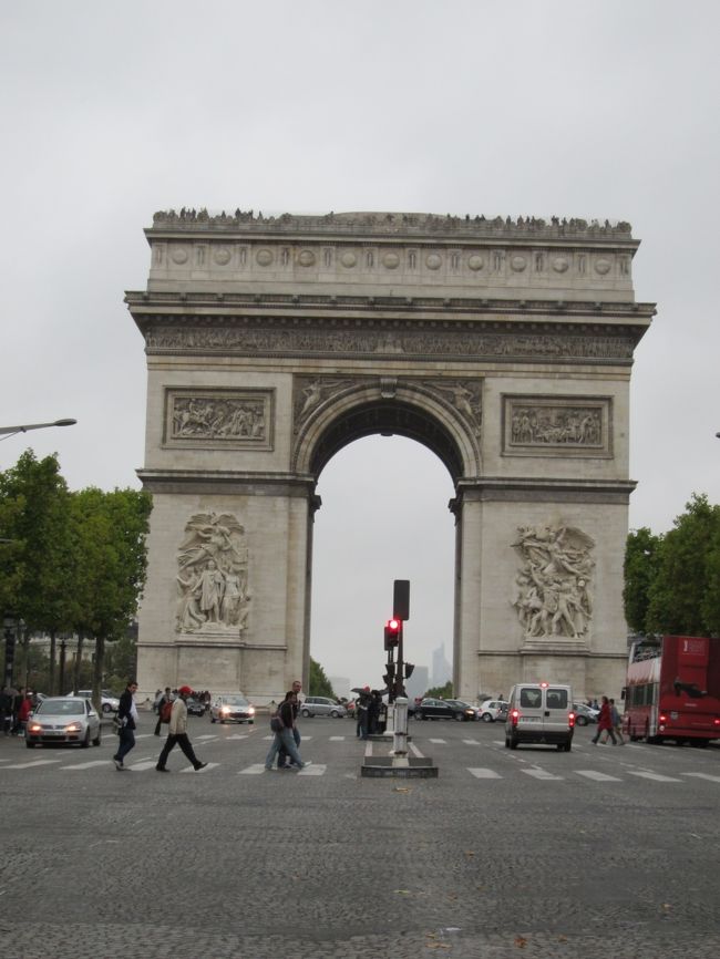 やっときた〜凱旋門!!<br />ホテルからチュイルリー公園、シャンゼリゼを通り、歩くこと約1時間!!!<br />天気は雨だったけど、すごく感動したなぁ<br /><br />信号が青の時を見計らってパチリ