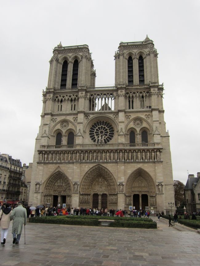 「ノートル・ダム大聖堂」<br /><br />シテ島に位置し、完成までに200年かかったそう。<br />確かに存在感は抜群!!<br />この正面からの景観もすごいけど、後ろから見えるゴシック様式もとっても素晴らしいです★