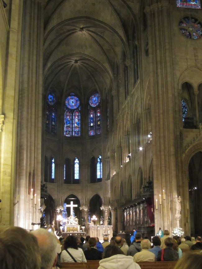 内部の様子。<br />バラ窓がとってもキレイでした〜<br /><br />