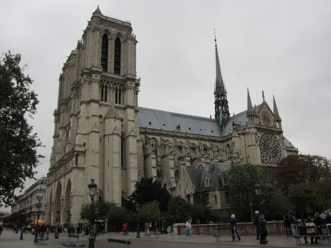 横から見るノートルダム<br /><br />この厳かなかんじ、存在感、とても素晴らしいです。