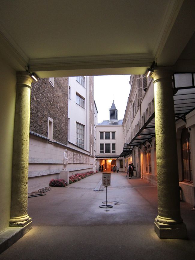 またまた移動して、今度はサンジェルマン・デ・プレへ<br /><br />ここは「奇跡のメダル聖堂」<br />着いたのが18時頃だったから、もう空いてなかった〜；；<br />入りたかったなぁ。<br /><br />この後、19時にビストロを予約していたので、それまで近くの「ラ・グランデピスリー」という高級食品館をウロウロ