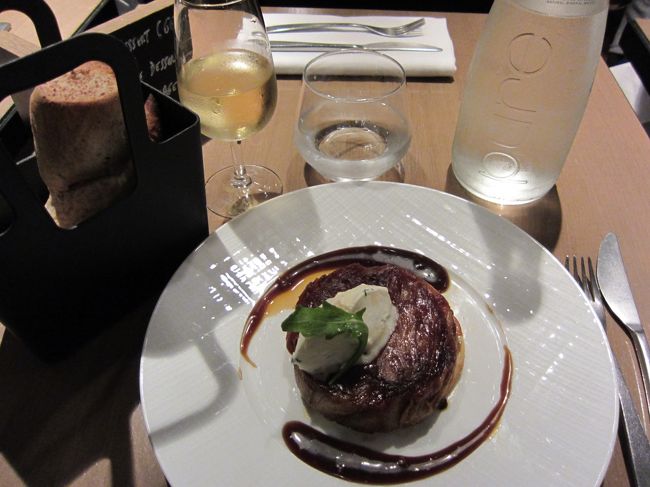 １品目「きのこの・・」<br /><br />そうです、お肉に見えて、実はきのこ料理♪<br />料理名は､､忘れちゃいました（笑）<br /><br />実はこの前に、「にんじんのスープ」が出てます。