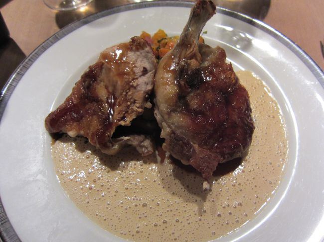 ２品目「ほろほろ鳥の・・」<br /><br />かなりでかい!!<br />でも、下のソースがとってもクリーミィで、とても食べやすかった★<br />味付けもしつこくなく、一緒に付いてる人参と一緒に食べるとおいしい〜<br />パリジャンおすすめのワインと共においしく頂きました♪<br />