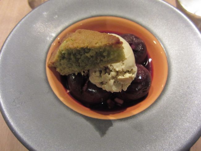３品目「イチジクのデザート」<br /><br />旬の果物、イチジクをチョイス。<br />上にのってるケーキはピスタチオ風で、アイスととてもマッチしていておいしかった♪