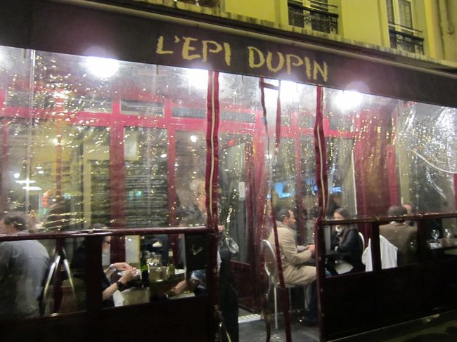 本日のディナーはここ、サン・ジェルマン・デ・プレにあるビストロ「L'Epi Dupin」へ<br /><br />席につくと、偶然にも隣の席には日本人２人組が〜しかも、初対面らしく、ちゃっかり私もパリの情報交換に混ぜてもらった♪素敵な出会いにカンパーイ<br /><br />それと、日本語堪能な店員さんが２人程いて、丁寧に料理の説明をしてもらいました。店内は２２時頃まで常に満席。地元の人たちであふれ、１人で来てる人もちらほらといて、１人でも居心地悪くなかったです。<br /><br />ここでは、シェフのおすすめコース３品で33EUR、しかも料理はチョイス可能★おすすめします!!<br /><br />http://www.epidupin.com/fr/index.php<br />★予約はメールで可能