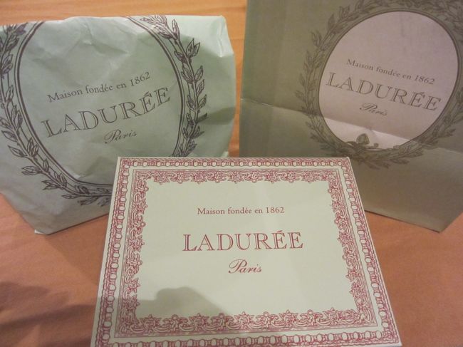 シャンゼリゼ通りのLADUREEでスイーツ大人買いしたものたち♪<br />（全部自分用・・）<br /><br />全部でしめて20.5EUR