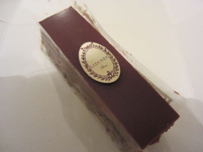 パリといえばショコラ♪<br /><br />甘すぎず、濃厚で、と〜〜ってもおいしかった♪<br />１口・・のつもりが、すぐに全部たいらげちゃった。