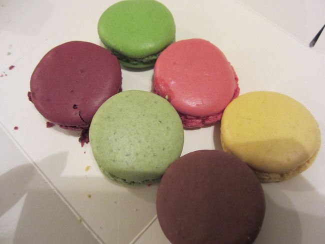 カラフルマカロン〜♪<br /><br />黄緑色のピスタチオ味？が１番おいしかったかな。
