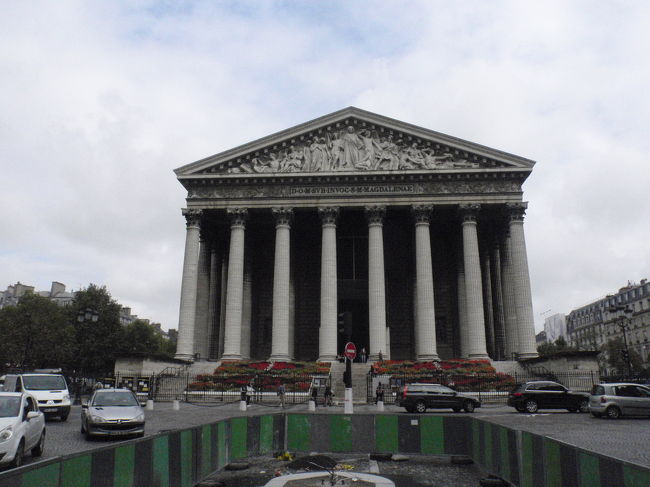 パリの徒歩散策はまだまだ続き、オペラからマドレーヌ広場へ歩いて行きました。