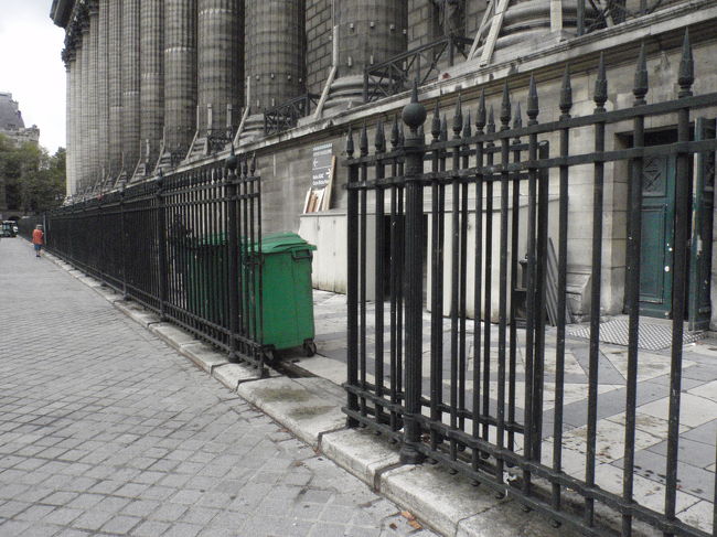 コクリコさんの口コミだと花屋さんの並びに小さな入口があるとのこと。これかな？<br /><br />折角のパリの名所ですが、頭はお昼ご飯を食べることしか思いついていません。