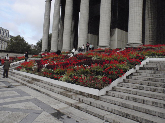 教会の前の階段です。お花がきれいですね。