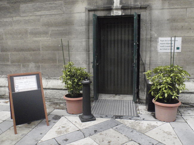 やはりお腹が空いているのは耐えられません。１２時近くなったのでお店へ。<br /><br />おっ！開いている！