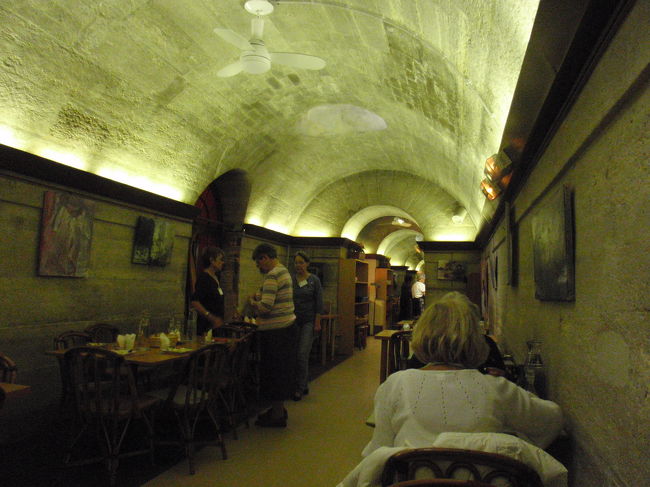 教会の中地下の通路が長い食堂になっています。好きな席に着きましょう。<br /><br />それとスターターがおいてあります。席により違いますので好きなスターターを探してみましょう。