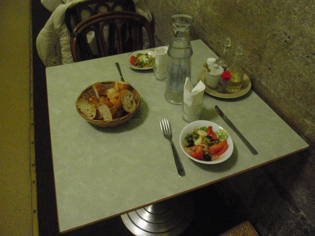 私は一人なので小さい席に座りました。しかしどんな席でも混んでくると相席になります。それはご覚悟を。