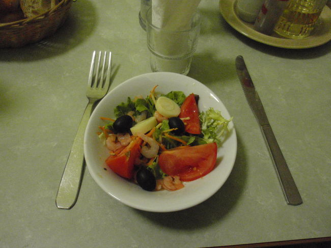 これがスターターのサラダです。これを食べ終わるとメインの注文を聞きに来ます。