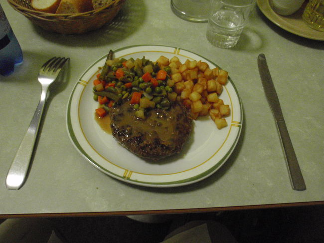 パスタとステーキがあるけれどどっちがいい？と言うのでステーキを頼みました。<br />