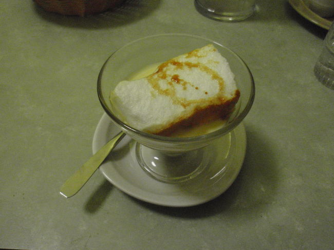 デザートは３種類くらいありました。それとフロマージュです。<br /><br />このレストランは店員さんはボランティアのインテリおばちゃんでお客さんはメンバーさんが多いようです。値段は安い、味はまあまあでした。<br /><br />コミュニケーションが取れるとおばちゃんが色々と話しかけてきます。楽しかったです。不思議な体験をしました。<br />権天使さん、コクリコさん、ご紹介ありがとうございました。