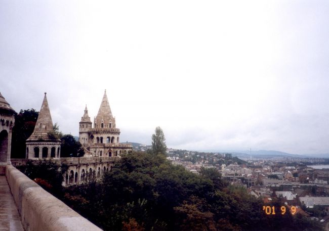 ハンガリーのブタペストにやってきました☆<br /><br />お天気はどんより。<br />思ったより寒いです。<br /><br />最初の観光は王宮の丘へ。<br /><br />漁夫の砦というハンガリー建国1000年を記念して造られた砦です。