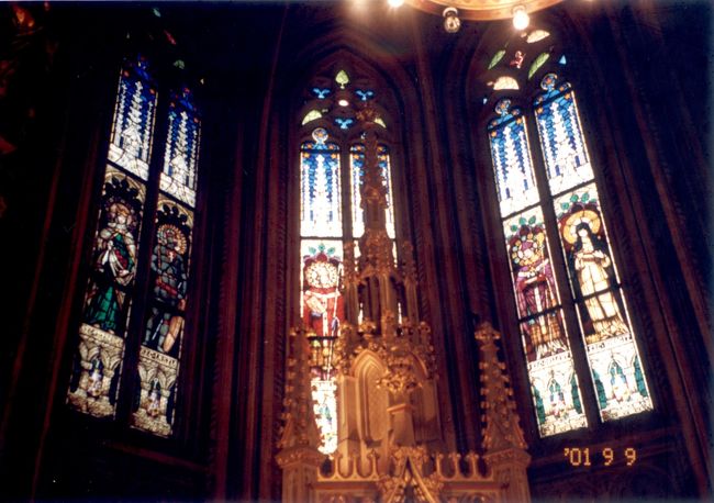 マーチャーシー教会のステンドグラスです☆<br /><br />豪華！<br /><br />歴代のハンガリー王の戴冠式がこの教会で行われるそうです。<br />