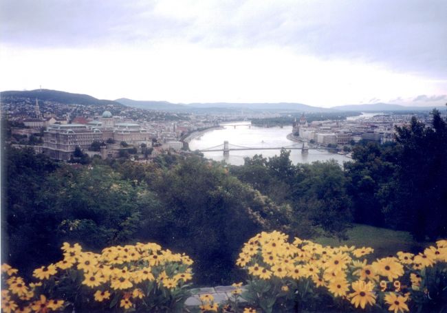 ゲレールトの丘からの眺めです。<br /><br />ブタペストは、ドナウ川を挟んで、右岸（西）の「ブダ」と左岸（東）の「ペスト」に分けられます。<br /><br />ブダは、丘の上の王宮と城下町、ペストは商業地です。