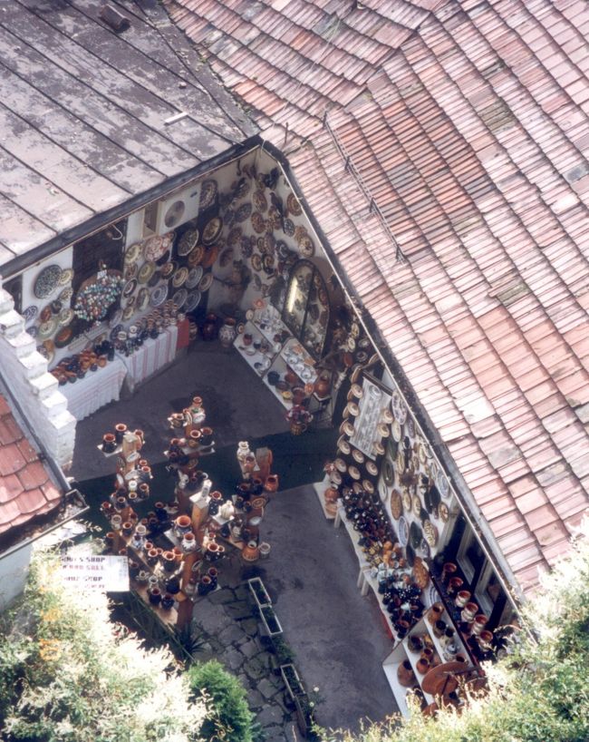 上から覗いたおみやげ物屋さん☆<br /><br />中庭には私好みの陶器がいっぱい♪<br />ついいろいろ買いたくなってしまいます〜。<br /><br />センテンドレはドナウベントの南の入口に位置します。<br /><br />ドナウベントとは「ドナウの曲がり角」いう意味です。<br /><br />ブダペストをドナウ川沿いに北上すると、川がほぼ直角に曲がっているポイントがあり、そのあたりがドナウベントと呼ばれる美しい地域だそうです。