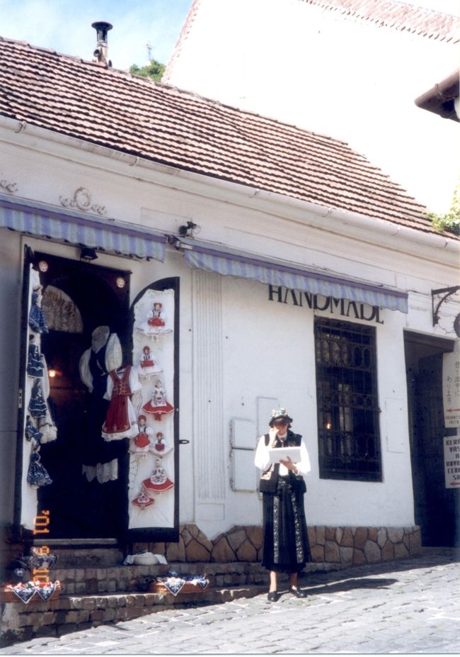 お土産物屋さんでは民族衣装の店員さんがいます。<br /><br />とても可愛らしい衣装です。<br /><br />ちょっと着てみたい。。。