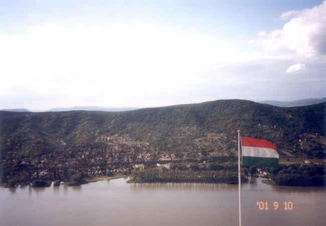 さらにバスでヴィシェグラードへ向かいました。<br /><br />センテンドレから北にあり、ドナウベンドの名勝地として知られる町です。<br /><br />両岸が切り立った山が連なっています。