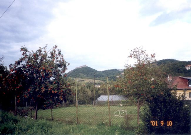 どこものどかな景色です☆<br /><br />遠くには、さきほど登った砦が見えます〜。