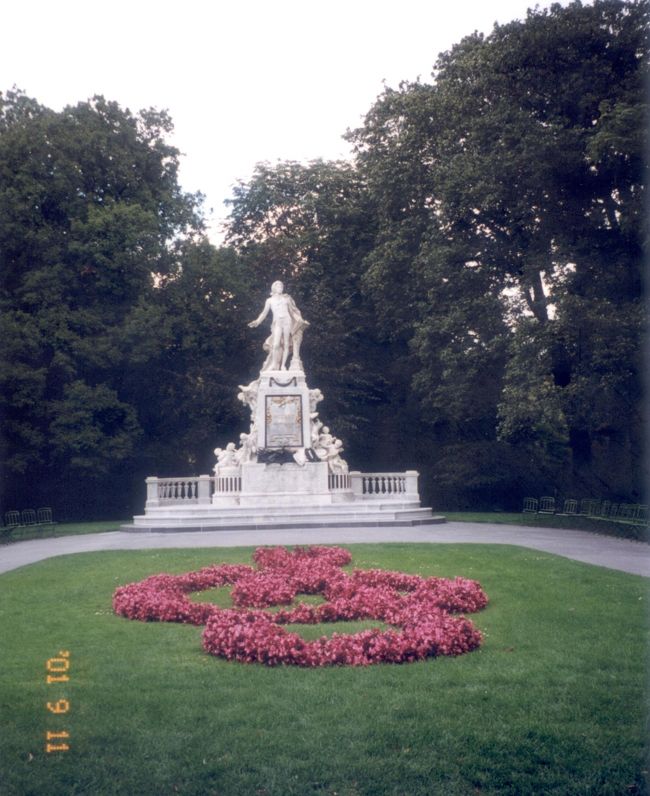 ブタペストから列車でウィーンに向かいます。<br /><br />途中パスポートコントロールでお役人たちが電車に乗り込んできました。<br /><br />列車で国境越えるのって日本人には不思議な感じです。<br /><br />ウィーンといったらまずはモーツァルト☆