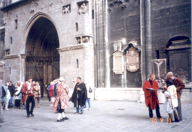 街中では沢山の人がコンサートのチケットを売っています。<br /><br />お兄さんたちはモーツァルト風衣装を着ています。