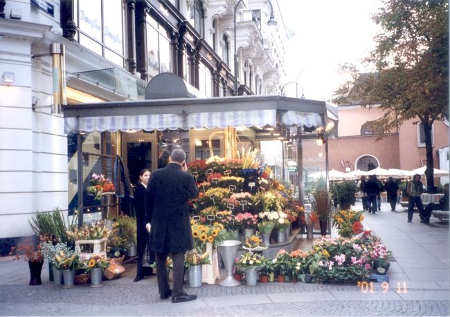 街角の花屋さん。<br /><br />花を買おうとしているおじさんがサマになっています☆<br /><br />おしゃれ〜。