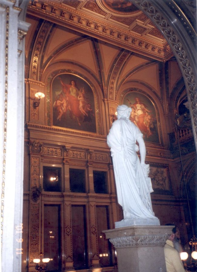 オペラ座の中に入りました☆<br /><br />圧倒されます。<br /><br /><br />コンサートに来たお客様方の衣装もすごい・・・。<br /><br />こんな背中がぱっくりあいたドレスは日本人にはなかなか着られないでしょう。<br /><br />まるで映画のようでした♪