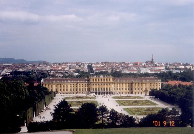 翌日はシェーンブルン宮殿へ行きました☆<br /><br />フランスのヴェルサイユ宮殿にも引けを取らないハプスブルク家の夏の離宮です。<br /><br />シェーンブルンとは美しい泉を意味するそうです。<br /><br />マリア・テレジアはここに住んでいたのね。