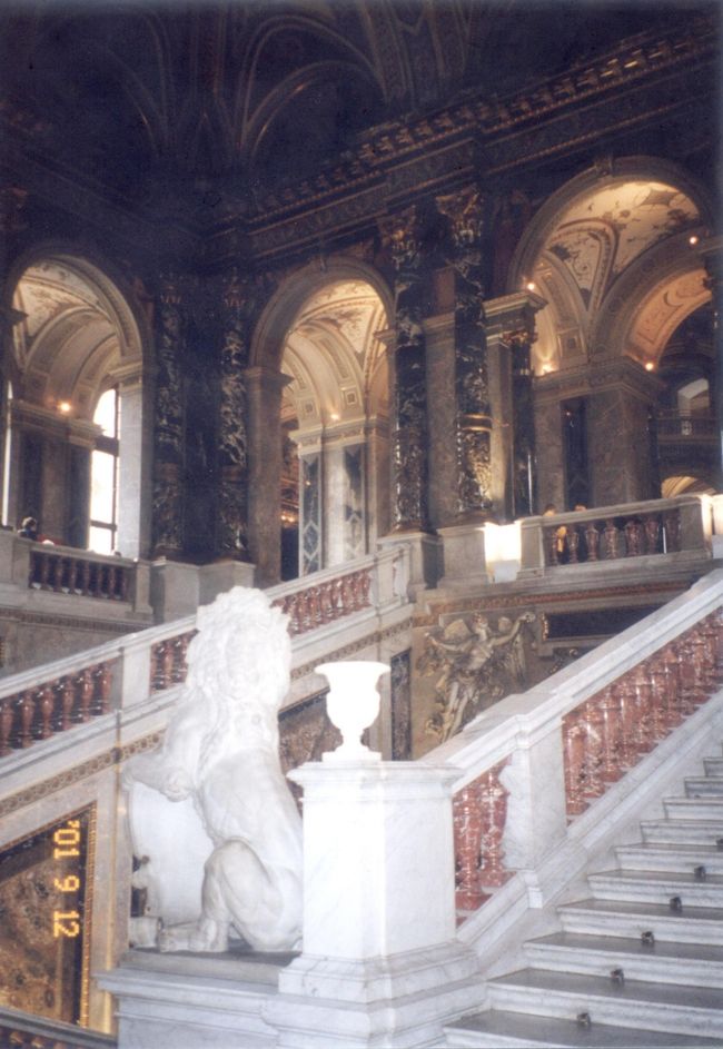 ウィーンで一番行きたかった美術史博物館☆<br /><br />ヨーロッパの美術館は展示物だけではなく建物も美術品ですね♪<br /><br />ここにはクリムトの壁画もあります。<br /><br />フェルメールの「画家とモデル」があり、楽しみにしていました。<br /><br />運悪くロシアの美術館に貸し出されていてありませんでした。。。<br /><br />