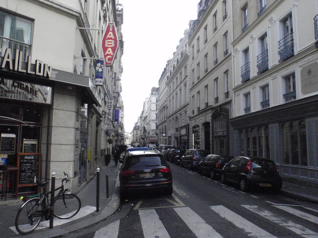 途中で曲がり、日本のお店の多いところへ