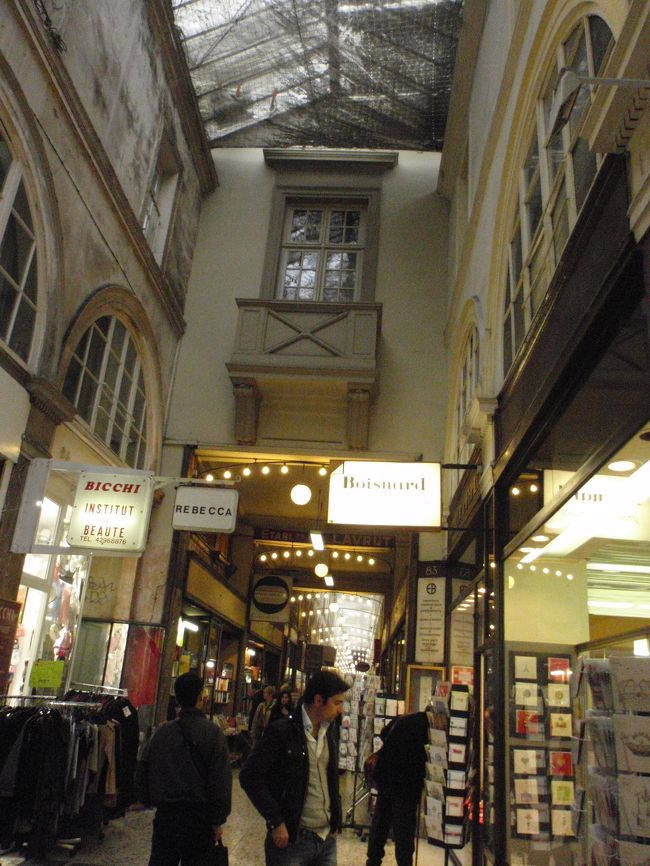 中はかなりにぎやかです。