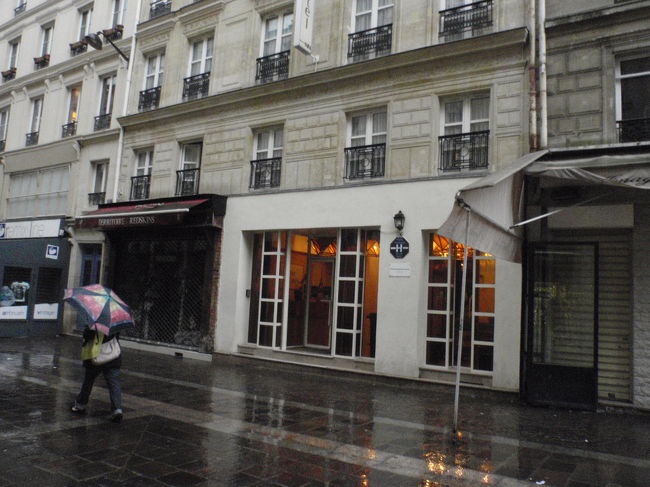 ルアールに戻りました。プリンスホテルフォーラムのご案内。いつもは安宿に泊まりますが、一緒の友達が初パリなのでストレスが少ない宿を。<br />あまり考えませんでしたが日本語が通じるのは楽ですね。しかしその分値段が高いかな・・・<br />でもとってもきれいなホテルでした。