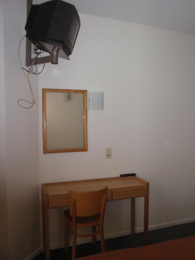 机は小さいです。ワイヤレスでネットもつなげます。