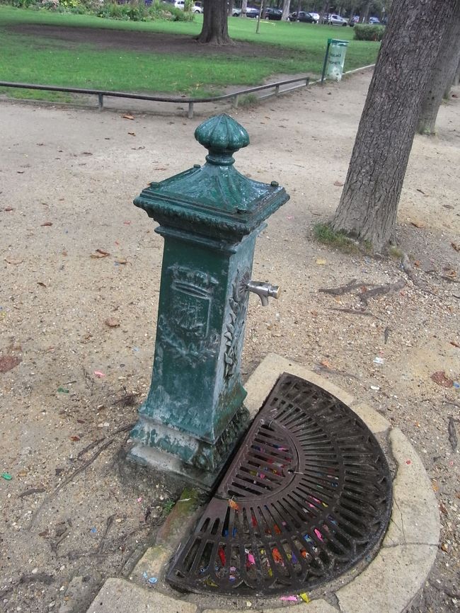 給水柱。<br />鋳鉄でしょうか。<br />緑色をしています。<br />ヨーロッパを感じます〜