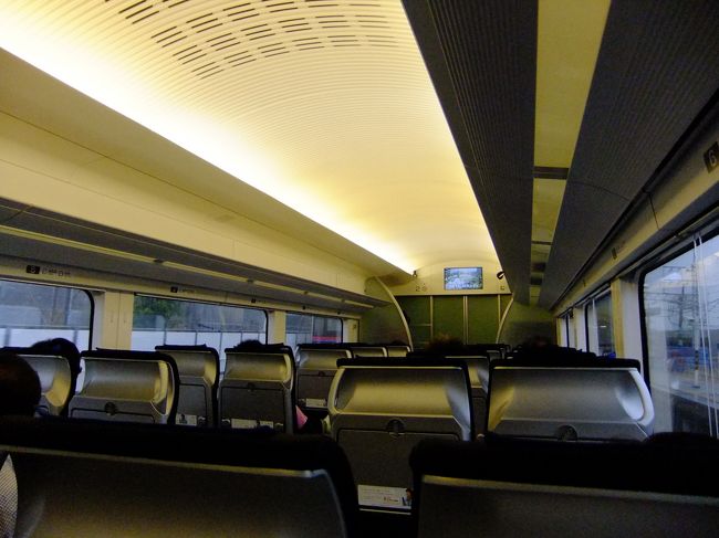 40分ほどで成田空港駅へ到着。<br /><br />私のフライトは<br />大韓航空　ソウル行き　KE704　13：55発<br />ソウル乗り継ぎで<br />大韓航空　デンパサール行き　KE629　18：05発<br /><br />空港でチェックインを済ませて　<br />