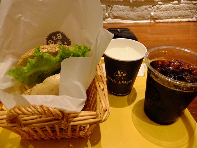 ベーグル＆ベーグルで軽食を。